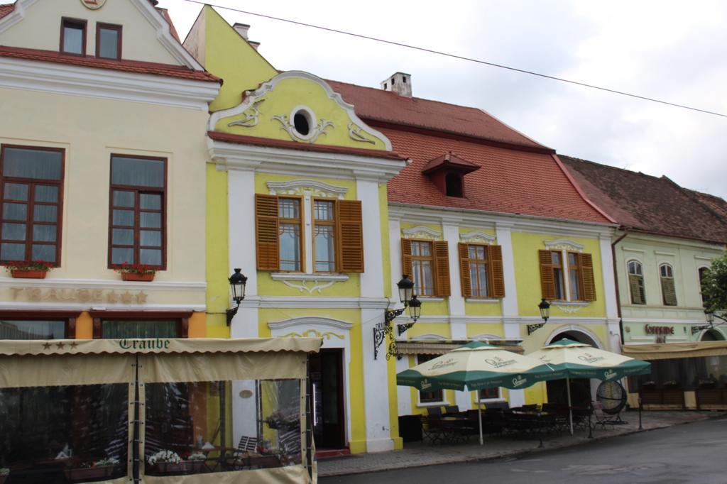 Ferdinand Apartments Medias Exterior photo